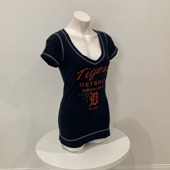 GENUINE MERCHANDISE Navy Detroit Tigers ⚾️ V neck T Shirt Stud Detail Medium - Picture 3 of 12